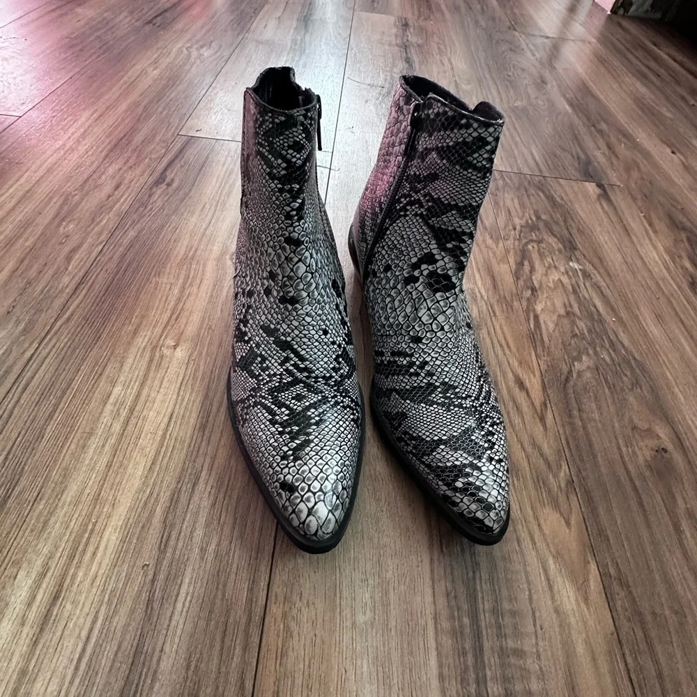 Shyanne
SHAYANNE WHITE LEATHER, FAUX SNAKESKIN DESIGN, WESTERN COWBOY size 8 - Picture 10 of 13